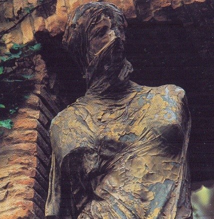 019-Статуя на стене